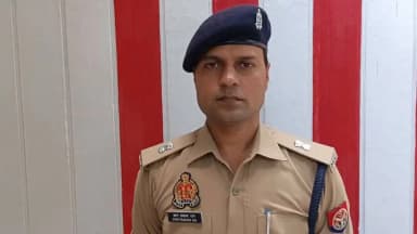 आज दिनांक 04 जुलाई 2026 को प्रातः लगभग 07:00 बजे थाना थरियांव को सूचना प्राप्त हुई कि नेशनल हाईवे पर शगुन ढाबा के समीप सड़क किनारे एक अज्ञात व्यक्ति का शव पड़ा हुआ है। सूचना प्राप्त होते ही थाना थरियांव पुलिस तत्काल मौके पर पहुंची। घटनास्थल पर उपस्थित मृतक की बहन द्वारा मृतक की पहचान श्रवण उर्फ कामता यादव निवासी ग्राम देउली, थाना थरियांव, जनपद फतेहपुर, उम्र लगभग 30 वर्ष, के रूप में की गई। मृतक की बहन के अनुसार, मृतक फतेहपुर नगर में ई-रिक्शा चलाने का कार्य करते थे। दिनांक 03 जुलाई 2026 की सायंकाल उनका ई-रिक्शा खराब हो जाने पर उन्होंने उसे निजाम रिपेयर सेंटर, फतेहपुर पर मरम्मत हेतु छोड़ा था, जिसके उपरांत वह अपने घर के लिए रवाना हुए थे। घटनास्थल के निरीक्षण के दौरान मृतक के सिर एवं पीठ पर गंभीर चोटों के निशान पाए गए। इसके अतिरिक्त शरीर के अन्य भागों पर घर्षण (रगड़) के निशान तथा वस्त्र फटे हुए पाए गए। घटनास्थल के समीप सड़क पर किसी वाहन के क्षतिग्रस्त पुर्जे, जैसे हेडलाइट एवं रियर व्यू मिरर के टूटे हुए भाग, भी बरामद हुए हैं। उपलब्ध परिस्थितियों के आधार पर प्रथम दृष्टया घटना सड़क दुर्घटना प्रतीत होती है। मृतक के शव का पंचायतनामा भरकर नियमानुसार पोस्टमार्टम की कार्रवाई कराई जा रही है। साथ ही घटना के संबंध में साक्ष्य संकलन हेतु आसपास एवं नेशनल हाईवे पर स्थापित सीसीटीवी कैमरों की फुटेज का परीक्षण किया जा रहा है। प्राप्त साक्ष्यों एवं विवेचना में प्रकाश में आने वाले तथ्यों के आधार पर अग्रिम विधिक कार्रवाई नियमानुसार करने के संबंध में #Addlspfhr की बाइट ।