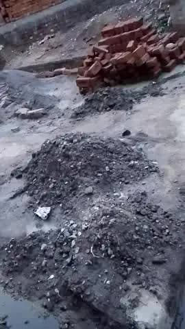 मऊरानीपुर तहसील के इटायल गांव में यहां पर गंदगी फेलाई हुई है यहां पर नालियां साफ करते हैं और सारा कूड़ा छोड़ देते हैं