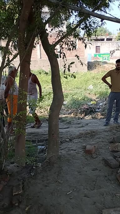 नेवारी मै सरेआम दूसरों की दरबाजे पर गुंडा गर्दी कर रहे है ये
