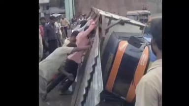 नेपानगर: इंदौर-इच्छापुर हाईवे पर सड़क के गड्ढों से टिन पतरे से भरा लोडिंग ऑटो पलटा,बड़ा हादसा टला