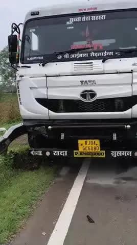 रात को 2बजे के करीबन रिठाला चौराया पे खड़े टेलर में पीछे से आरा टेलर की जोरदार टकर होगी जिसे कोयल केबिन पे गिर गई