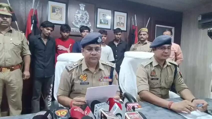 #ShamliPolice
थाना बाबरी पुलिस द्वारा थाना क्षेत्रान्तर्गत हाथी करोंदा स्थित शराब के ठेके पर कार्यरत सेल्समेन से हुई लूट की घटना में त्वरित कार्यवाही करते हुए घटना का सफल अनावरण कर पुलिस मुठभेड़ में 04 अभियुक्त सहित कुल 05 अभियुक्तों की गिरफ्तारी व कब्जे से सेल्समेन से लूटे हुए 53,000/- रूपये नकद, बैग, हिसाब की कॉपी, आधार कार्ड की छायाप्रति, घटना में प्रयुक्त 02 मोटर साईकिल, अवैध तमंचा-कारतूस व चाकू की बरामदगी के सम्बन्ध में पुलिस अधीक्षक शामली श्री एन.पी. सिंह की बाईट। #UPPolice @adgzonemeerut @digsaharanpur