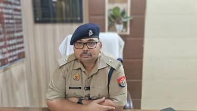 कोतवाली फतेहगढ़ क्षेत्रान्तर्गत एक युवती द्वारा अपने पिता की लाइसेंसी राइफल से गोली मारकर आत्महत्या कर लेने के संबंध में अपर पुलिस अधीक्षक फतेहगढ़ द्वारा दी गई बाइट। #FatehgarhPolice https://t.co/E0Ho6M7wLZ