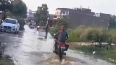 हर्रैया: पैकोलिया संसारीपुर मार्ग पर नहर कटने से रमया चौराहा पर पानी भरा, राहगीरों को आने-जाने में हो रही समस्या