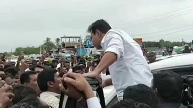 జనగాం: జనగాం సమీపంలోని పెంబర్తి వద్ద హైవే పై బారికేడ్లు పెట్టి కేటీఆర్ కాన్వాయ్ను అడ్డుకున్న పోలీసులు,పోలీసులతో BRSనేతలవాగ్వదం