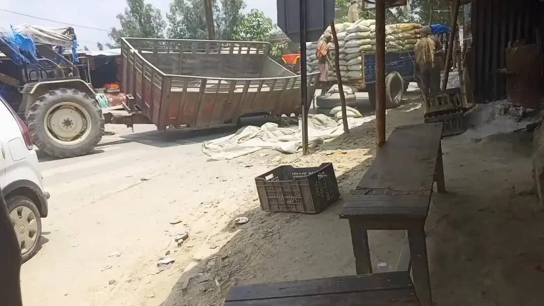 मिश्रिख :सीमेंट से लदी ट्राली का पहिया निकला, टला बड़ा हादसा।