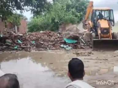 टांडा: अंबेडकरनगर में बुनकर कुटीर उद्योग की जमीन से अतिक्रमण हटाया, सकसीपुर में प्रशासन ने बुलडोजर चलाया