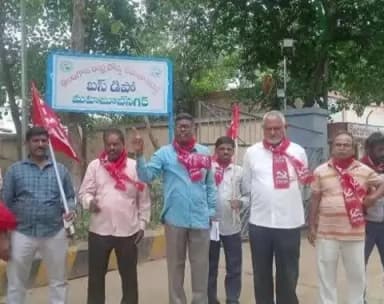 మహబూబ్ నగర్ అర్బన్: జిల్లా కేంద్రంలోని ఆర్టీసీ బస్టాండ్లో సమస్యలు పరిశీలించిన CPM బృందం