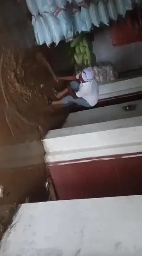 ग्राम बेरछ गोदाम में पानी भर जाने के कारण अधिक नुकसान। बलकिशुन पांचाल खाली करते हुए और कोई कर्मचारी मौजूद नहीं है।
