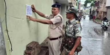 गोलमुरी-सह-जुगसलाई: आजाद नगर पुलिस ने धोखाधड़ी एवं ठगी के आरोपी के घर चिपकाया इश्तेहार