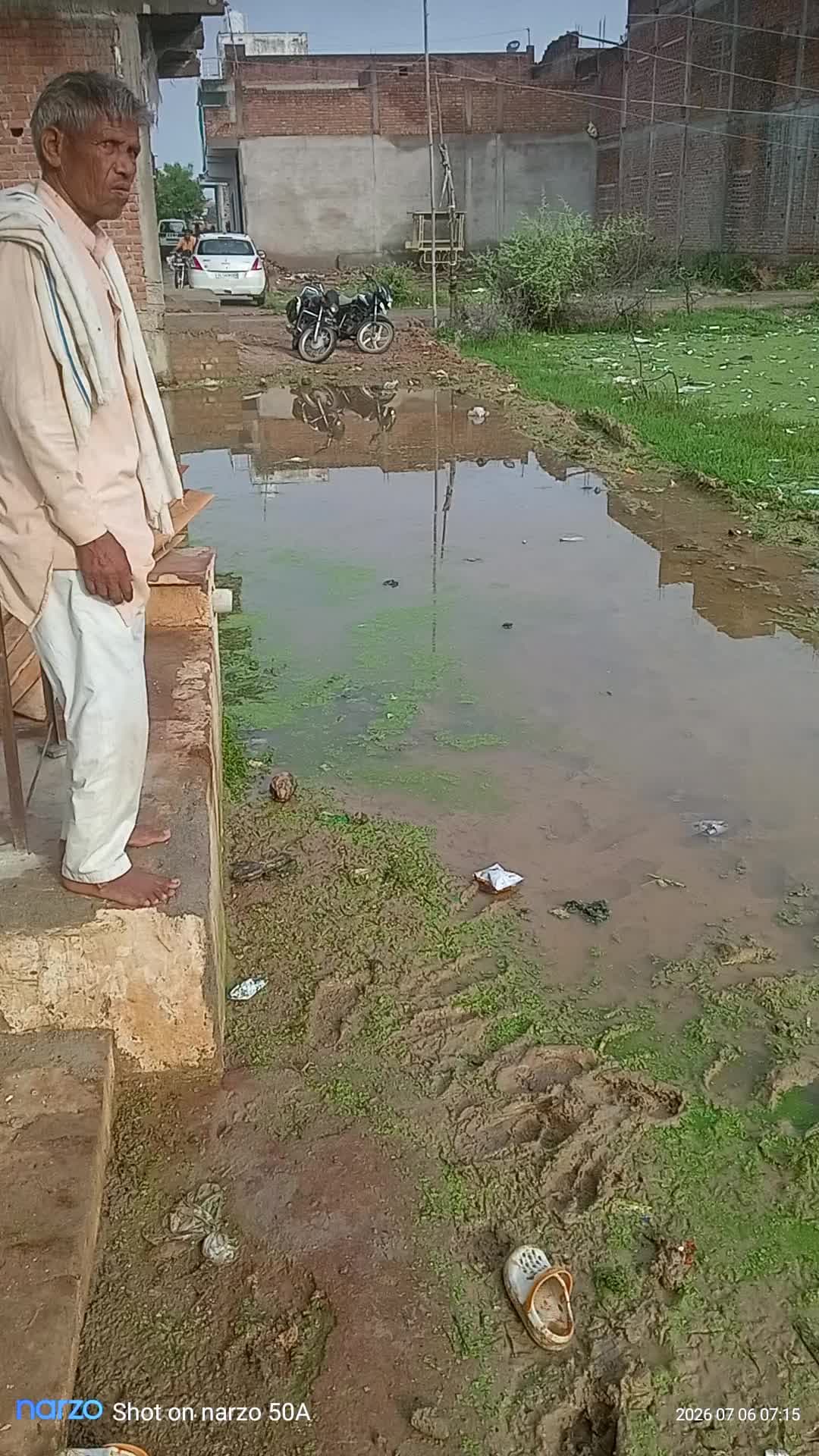yha par bahut paani bhara hua hai koi sunbai nhi ho rhi ye jagah hai sheetal prasad colony gali no third indergarh
