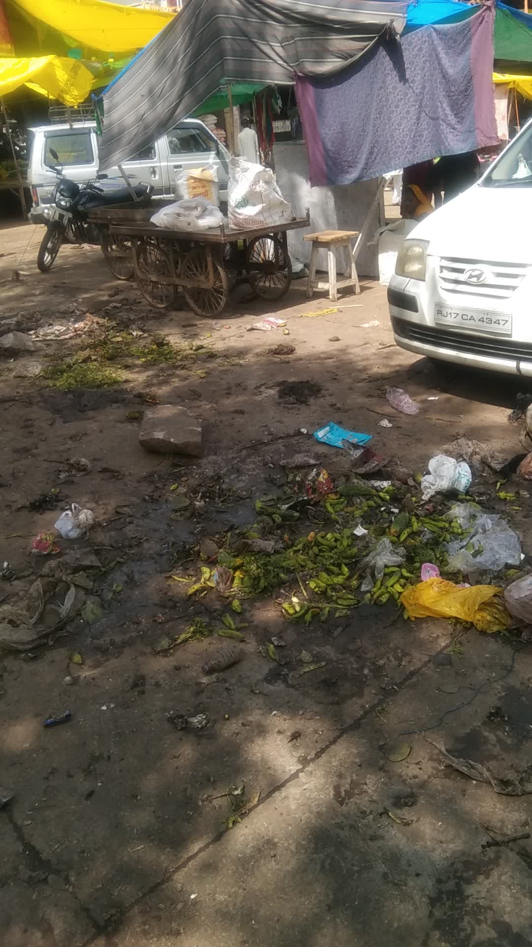 Hamre ghatoli me bajar me sabji pakne wali na aatank bad ta haha jisse pura ghatoli bajar ganda pada rah ta ha I