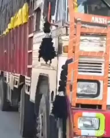 सलेमपुर: देवरिया के सलेमपुर में एसबीआई बैंक के पास ट्रक ने दूध वाहन को मारी टक्कर, महिला के ऊपर पलटा दूध वाहन, हुई मौत
