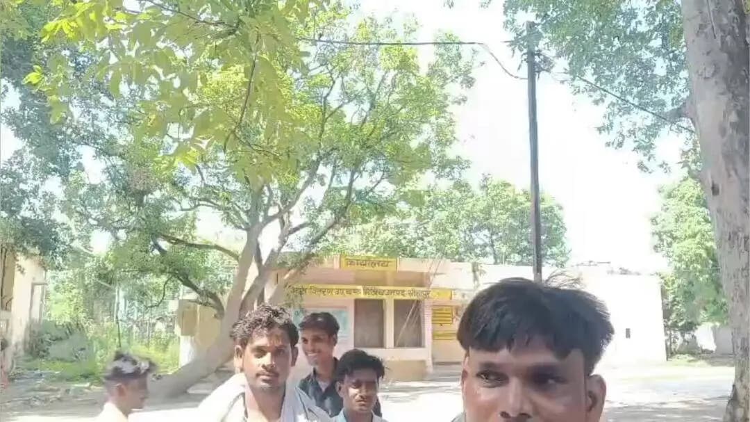 मिश्रिख :पंद्रह दिन से बिना बिजली के रह रहे ग्रामीण, पावर हाउस मिश्रिख पर किया प्रदर्शन.