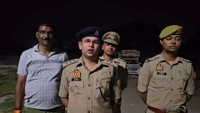 #CRACKDOWN_BULANDSHAHR
शातिर पशु चोरों के साथ थाना गुलावठी पुलिस व स्वाट टीम की हुई मुठभेड़, जवाबी कार्यवाही में 01 बदमाश घायलावस्था में अपने अन्य 05 साथियों सहित गिरफ्तार, कब्जे से 01 अवैध तमंचा, कारतूस, 01 महिन्द्रा पिकअप व 02 चोरी की भैंस बरामद।
उक्त सम्बन्ध में क्षेत्राधिकारी सिकन्द्राबाद श्री दीपक कुमार की बाइट।
#uppolice
#Bulandshahrpolice