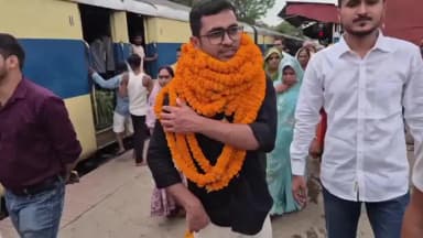 बिहिया: बिहिया रेलवे स्टेशन पर डीपीओ बनकर पहुंचे निशांत राय का परिजनों और लोगों ने किया जोरदार स्वागत