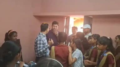 📚 बालिकाओं की शिक्षा, स्वास्थ्य एवं सुरक्षा सर्वोच्च प्राथमिकता
आज दिनांक 05.07.2026 को जिलाधिकारी श्री विक्रम विरकर ने कस्तूरबा गांधी बालिका विद्यालय आवास बोर्ड (केजीबीवी), खगड़िया का निरीक्षण किया। इस दौरान उन्होंने टीबी उन्मूलन कार्यक्रम का फीता काटकर शुभारंभ किया, छात्राओं की टीबी स्क्रीनिंग का जायजा लिया, दिव्यांग छात्राओं के साथ पौधारोपण किया तथा स्मार्ट क्लास, स्टडी रूम, छात्रावास, भोजन, स्वास्थ्य एवं अन्य सुविधाओं का निरीक्षण किया। छात्राओं से संवाद कर उनकी समस्याएं एवं सुझाव भी सुने तथा संबंधित अधिकारियों को आवश्यक निर्देश दिए।
#Khagaria #DMKhagaria #KGBV #TBMuktBharat #BetiShiksha #Education #Bihar