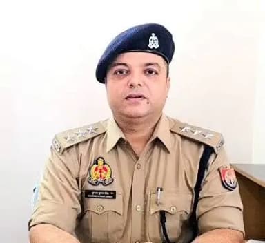 #gorakhpurpolice
#PoliceAction
➡️दिनांक 05.07.2026 को थाना चौरी चौरा क्षेत्रांतर्गत स्थित रेनबो वाटर पार्क में विवाद की सूचना प्राप्त हुई। इस सूचना पर थाना स्थानीय पुलिस बल द्वारा तत्काल मौके पर पहुंचकर जांच की गई तो जांच के क्रम में ज्ञात हुआ कि एक युवती अपने परिवार के साथ उक्त वाटर पार्क में घूमने आई थी। परिवार द्वारा वाहन को टिकट काउंटर के पास खड़ा किया गया था, जिसे हटाने को लेकर वाटर पार्क स्टाफ एवं परिवार के सदस्यों के बीच वाद-विवाद हो गया। पुलिस द्वारा दोनों पक्षों को समझा-बुझाकर शांत कराया गया ।
➡️पीड़ित पक्ष से प्राप्त तहरीर के आधार पर सुसंगत धाराओं में अभियोग पंजीकृत कर अग्रिम विधिक कार्यवाही की जा रही है। मौके पर कानून एवं शांति व्यवस्था कायम है।
➡️उक्त प्रकरण के संबंध में #CoChaurichaura द्वारा दी गई वीडियो बाइट-
#UPPolice #VideoByte
@dgpup @AdgGkr @adgzonegkr @diggorakhpur