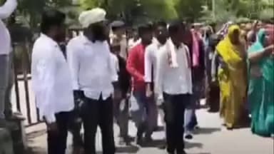 मोहनगढ़: मोहनगढ़ हत्याकांड के आरोपी एन बनाई गई लोगों के परिजनों द्वारा आज टीकमगढ़ एसपी मनोहर सिंह मंडलोई को दिया गयापन निर्दोष लो
