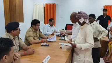 सम्पूर्ण समाधान दिवस के अवसर पर पुलिस अधीक्षक संतकबीरनगर द्वारा तहसील मेंहदावल में फरियादियों की समस्याओं को सुनकर संबंधित पुलिस एवं राजस्व अधिकारियों को शिकायतों का समयबद्ध, गुणवत्तापूर्ण एवं निष्पक्ष निस्तारण सुनिश्चित करने के निर्देश दिए।
#SampoornaSamadhanDiwas
@Uppolice https://t.co/QxokpJ6NKf