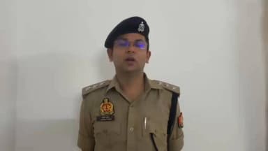दिनांक 06.07.2026 को थाना ककोड़ पुलिस को ग्राम वैर में दो पक्षो में मारपीट की सूचना प्राप्त हुई थी, इस सूचना पर तत्काल पुलिस मौके पर पहुंची तथा यह तथ्य प्रकाश मे आया कि दोनो पक्ष आपस मे पडौसी है तथा दोनो पक्षो के मध्य खेत की मेड को लेकर विवाद हुआ है । इस घटना का सोशल मीडिया पर एक वीडियो वायरल हो रहा है । मारपीट करने वाले 02 व्यक्तियो को पुलिस हिरासत मे लिया गया है तथा अन्य आरोपियो की गिरफ्तारी के प्रयास किये जा रहे है । तहरीर प्राप्त कर अग्रिम विधिक कार्यवाही की जा रही है । मौके पर शान्ति व्यवस्था कायम है ।
इस सम्बन्ध में क्षेत्राधिकारी सिकन्द्राबाद श्री दीपक कुमार की बाइट
#UPPolice
#BulandshahrPolice