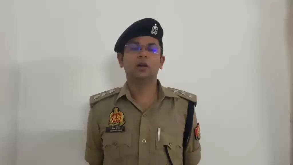 दिनांक 06.07.2026 को थाना ककोड़ पुलिस को ग्राम वैर में दो पक्षो में मारपीट की सूचना प्राप्त हुई थी, इस सूचना पर तत्काल पुलिस मौके पर पहुंची तथा यह तथ्य प्रकाश मे आया कि दोनो पक्ष आपस मे पडौसी है तथा दोनो पक्षो के मध्य खेत की मेड को लेकर विवाद हुआ है । इस घटना का सोशल मीडिया पर एक वीडियो वायरल हो रहा है । मारपीट करने वाले 02 व्यक्तियो को पुलिस हिरासत मे लिया गया है तथा अन्य आरोपियो की गिरफ्तारी के प्रयास किये जा रहे है । तहरीर प्राप्त कर अग्रिम विधिक कार्यवाही की जा रही है । मौके पर शान्ति व्यवस्था कायम है ।
इस सम्बन्ध में क्षेत्राधिकारी सिकन्द्राबाद श्री दीपक कुमार की बाइट
#UPPolice
#BulandshahrPolice