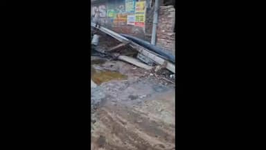 हिसार: उकलाना में पोल टूटने से बिजली ट्रांसफार्मर सड़क पर गिरा:रातभर बिजली बाधित रहने से लोग रहे परेशान; निगम को बताया लापरवाह
