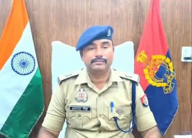 थाना सैफनी #RampurPolice द्वारा मुठभेड़ में एक गौकश अभियुक्त गिरफ्तार करने के सम्बन्ध में अपर पुलिस अधीक्षक, रामपुर द्वारा दी गयी बाइट ।
➡️पैर में गोली लगने से घायल अभियुक्त को अभिरक्षा में लेकर भर्ती कराया गया।
➡️ एक अदद तमंचा मय एक खोखा कारतूस व 02 जिन्दा कारतूस, एक मोटर साईकिल एवं गौकशी करने के उपकरण बरामद।
#UPPolice
#RampurPolice