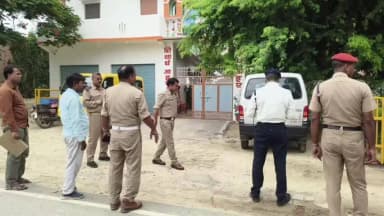 मुहम्मदाबाद गोहना: खुरहट इलाके में मानक के विपरीत चल रही स्कूली बसों पर हुई कार्रवाई, आरटीओ और ट्रैफिक विभाग ने 16 बसों का किया चालान