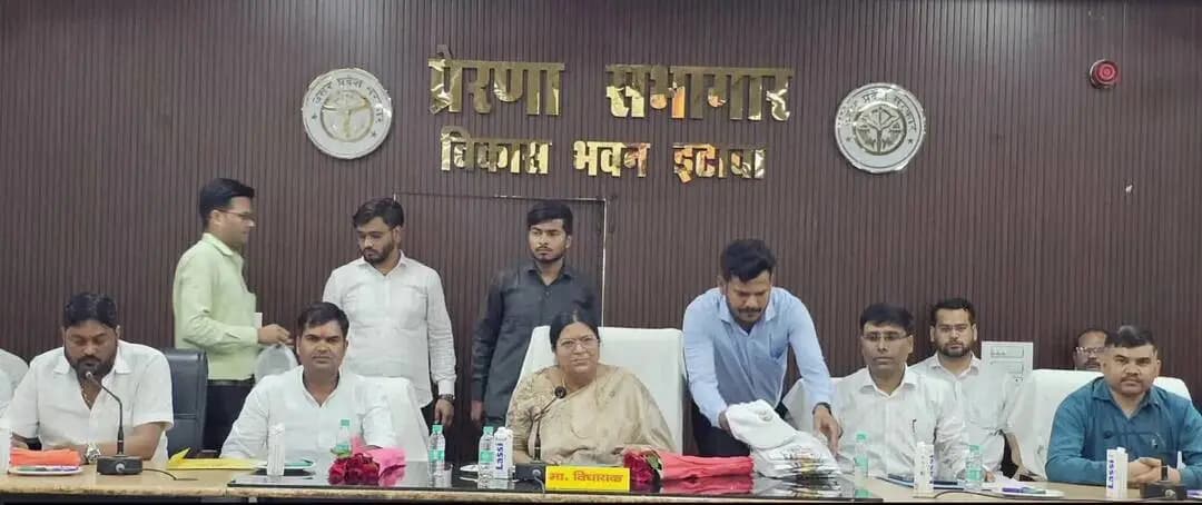 अपनी विधानसभा क्षेत्र इटावा सदर अंतर्गत विकास भवन इटावा में #स्कूल_चलो_अभियान के अंतर्गत आयोजित
गोष्ठी कार्यक्रम को संबो