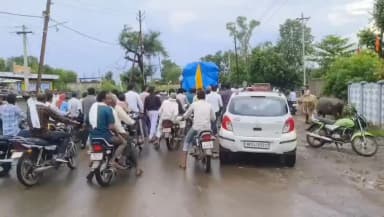 उदयपुरा: किसानों नहीं होता पूरा नगर में ट्रैक्टर रैली निकाल कर भाजपा सरकार का विरोध किया 100फीसदी मूंग खरीदी हो मांग रखी।