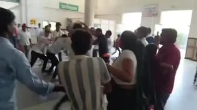 बदायूं: राजकीय मेडिकल कॉलेज में बच्चे की मौत के बाद आरोपी ई-रिक्शा चालक के परिजनों ने मृतक बच्चे के परिजनों की की पिटाई
