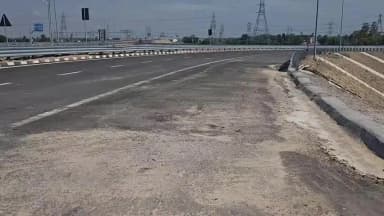 उन्नाव: उन्नाव में पहली बारिश में गंगा एक्सप्रेसवे सर्विस रोड कई जगह धंसी, सदर विधायक पंकज गुप्ता ने दी सफाई