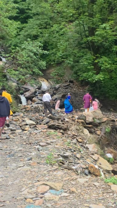 रुद्रप्रयाग: त्रियुगीनारायण मंदिर का संपर्क मार्ग बारिश में ध्वस्त, दूल्हा-दुल्हन और बाराती पैदल पहुँचे