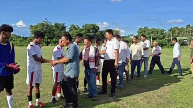 বঙাইগাঁও ভাগ: চাপৰাকাটাত প্ৰথম বাৰ্ষিক ভগৱান সৰকাৰ সোঁৱৰণী প্ৰিমিয়াৰ লীগ ফুটবল প্ৰতিযোগিতাৰ শুভাৰম্ভ কৰে KAC-ৰ কাৰ্যবাহী পাৰিষদে