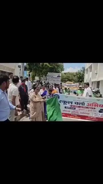 अपनी विधानसभा क्षेत्र इटावा सदर अंतर्गत विकास भवन इटावा में #स्कूल_चलो_अभियान के अंतर्गत जागरूकता रैली को हरी झंडी दिखाक