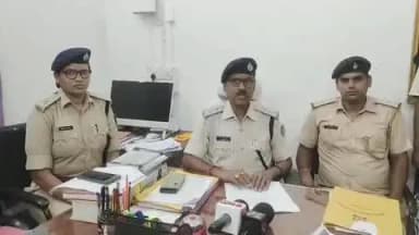 सरैयाहाट: सरैयाहाट/हंसडीहा थाना क्षेत्र के स्टेडियम परिसर से पुलिस ब्राउन शुगर के साथ तीन युवकों को किया गिरफ्तार भेजा जेल।