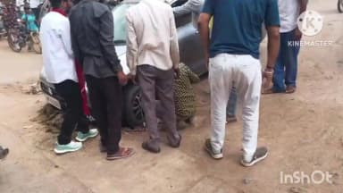 नागौद: सतना बस स्टैंड के पास सीवर लाइन के गड्ढे में धंसी कार, लोगों ने मशक्कत कर बाहर निकाला।