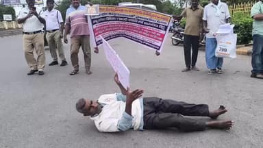 హనుమకొండ: పోలీసుల అవినీతి నశించాలంటూ మండలానికి చెందిన వ్యక్తి పోర్లు దండాలు చేస్తూ అంబెడ్కర్ విగ్రహాం కూడలి వద్ద నిరసన