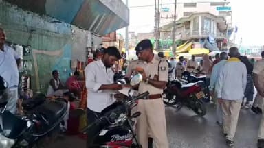 मोहनिया: चांदनी चौक पर ट्रैफिक डीएसपी के नेतृत्व में विशेष वाहन जांच अभियान 80 वाहनों से एक लाख 11000 रुपए जुर्माना।