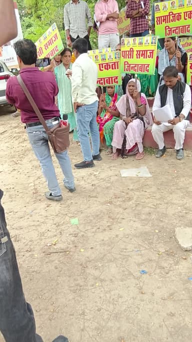 pasi ki jameen per kharcha kar rahe pandit Koi prashasan nahin sunta