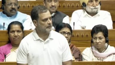 मुंबई: "चंद्रशेखर बावनकुळे यांनी काँग्रेसच्या दुटप्पी भूमिकेवर सडकून टीका केली. राहुल गांधी आणि काँग्रेस नेते सध्या ज्या आक्रमक