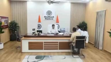 डुमरियागंज: जिलाधिकारी ने कलेक्ट्रेट कार्यालय कक्ष में जिले के विभिन्न क्षेत्रों से आए फरियादियों की समस्याएं और शिकायतें सुनीं