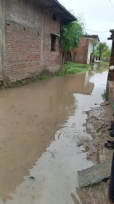 pawaiya gao me road me pani bhara hai
