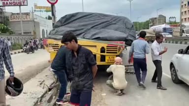 सांगानेर: जयपुर में दर्दनाक सड़क हादसा: तेज रफ्तार ट्रेलर ने फुटपाथ पर बैठे परिवार को कुचला, 4 की मौत, मां गंभीर