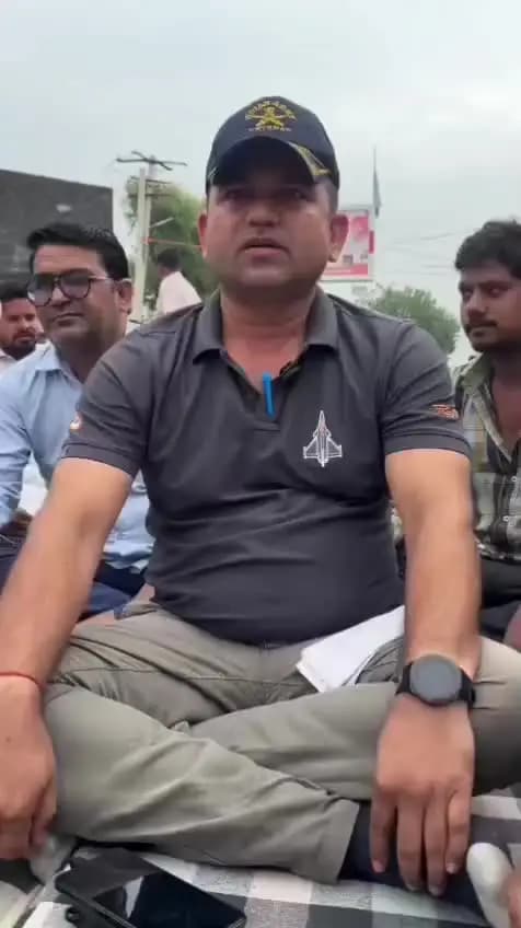 डंपर की टक्कर से व्यक्ति की हुई मौत पब्लिक ने किया रोड जाम ओर धरना प्रदर्शन किया।