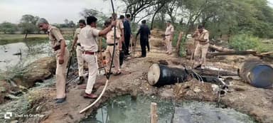 पुलिस अधीक्षक #डीग शरण गोपीनाथ के. के निर्देशन मे #डीग पुलिस की #QRT टीम एवं #आबकारी विभाग की संयुक्त कार्यवाही
कुम्हेर के छापर मोहल्ला पोखर के पास अवैध हथकड़ शराब के विरुद्ध कार्यवाही कर 5000 लीटर वॉश एवं 04 शराब की भटिटयॉं की नष्ट
#DeegPolice
@PoliceRajasthan
@BhajanlalBjp https://t.co/ENOZGFEdDA