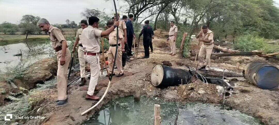 पुलिस अधीक्षक #डीग शरण गोपीनाथ के. के निर्देशन मे #डीग पुलिस की #QRT टीम एवं #आबकारी विभाग की संयुक्त कार्यवाही
कुम्हेर के छापर मोहल्ला पोखर के पास अवैध हथकड़ शराब के विरुद्ध कार्यवाही कर 5000 लीटर वॉश एवं 04 शराब की भटिटयॉं की नष्ट
#DeegPolice
@PoliceRajasthan
@BhajanlalBjp https://t.co/ENOZGFEdDA