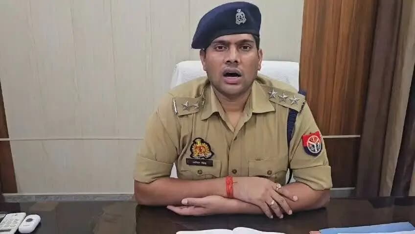 #SaharanpurPolice
#बाईट
➡️आज दिनांक 07.07.2026 को थाना देवबंद क्षेत्रान्तर्गत तल्हेड़ी अड्डे के पास में एक ट्रक और बाइक के बीच में एक्सीडेंट हो गया, जिसमें बाइक सवार दो व्यक्तियों की मृत्यु हो गई है। दोनो मृतकों के शव को कब्जे में लेकर पंचायतनामे की कार्यवाही कर पोस्टमार्टम हेतु भिजवा दिया गया है। अन्य अग्रिम विधिक कार्यवाही की जा रही है। मौके पर शांति व्यवस्था कायम है । कानून व्यवस्था संबंधी कोई समस्या नहीं है।
➡️जिसके सम्बन्ध में क्षेत्राधिकारी देवबन्द श्री अमित सिंह द्वारा दी गई #बाईट।
@Uppolice
@adgzonemeerut
@digsaharanpur