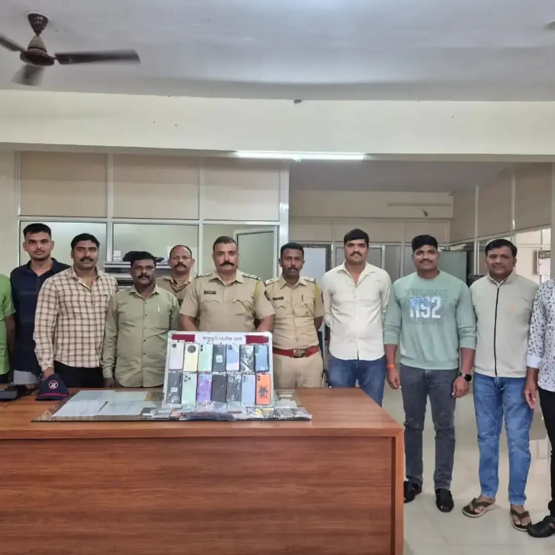 शाहुपूरी गुन्हेप्रकटीकरण शाखेने नागरीकांचे गहाळ झालेले एकुन 6,25,000 रूपये किंमतीचे एकुन 25 मोबाईल मुळ मालकांना केले परत.
मा.पोलीस अधीक्षक श्री.निखिल पिंगळे, मा.अपर पोलीस अधीक्षक श्रीमती वैशाली कडुकर, मा.उपविभागीय पोलीस अधिकारी श्री.विपुल पाटील यांचे मार्गदर्शनाखाली शाहुपूरी पोलीस ठाणेचे पोलीस निरीक्षक श्री.संग्राम शेवाळे यांनी हरवलेले मोबाईल शोध घेणेकामी शाहुपूरी गुन्हेप्रकटीकरण शाखेस सुचना दिल्या होत्या त्या अनुषंगाणे डीबी पथकातील पोलीस स्टापणे CEIR पोर्टल व इतर तांत्रीक बाबीचे आधारे महाराष्ट्रातुन व इतर राज्यातुन हस्ते परहस्ते मोबाईल धारकाशी वारंवार संपर्क करून चिकाटीने सदरची मोहिम राबविल्याने शाहुपूरी परीसरातुन गहाळ झालेले एकुन 6,25,000 रूपये किंमतीचे एकुन 25 स्मार्ट फोन मोबाईल हस्तगत करण्यात यश आले असुन सदर मोहिम वरिष्ठांचे मार्गदर्शनाखाली अश्याच प्रकारे सातत्याने राबवण्यात येणार असल्याचे शाहुपूरी पोलीस ठाण्याचे पोलीस निरीक्षक श्री.संग्राम शेवाळे यांनी सांगीतले आहे.
सदरची कारवाई मा.पोलीस अधीक्षक श्री.निखिल पिंगळे,मा.अपर पोलीस अधीक्षक श्रीमती वैशाली कडुकर,मा.उपविभागीय पोलीस अधिकारी श्री.विपुल पाटील पोलीस निरीक्षक श्री .संग्राम शेवाळे,यांचे मार्गदर्शनाखाली गुन्हे प्रकटीकरण शाखेचे पोलीस अधिकारी श्री.शैलेंद्र गोवेकर व पोलीस अंमलदार सुरेश घोडके, मनोज मदने,निलेश काटकर,जोतीराम पवार,महेश बनकर,अभय साबळे,सचिन पवार, स्वप्निल सावंत,स्वप्निल पवार, सुमित मोरे,संग्राम फडतरे,विशाल धुमाळ,रोहित बाजारे यांनी केली आहे.